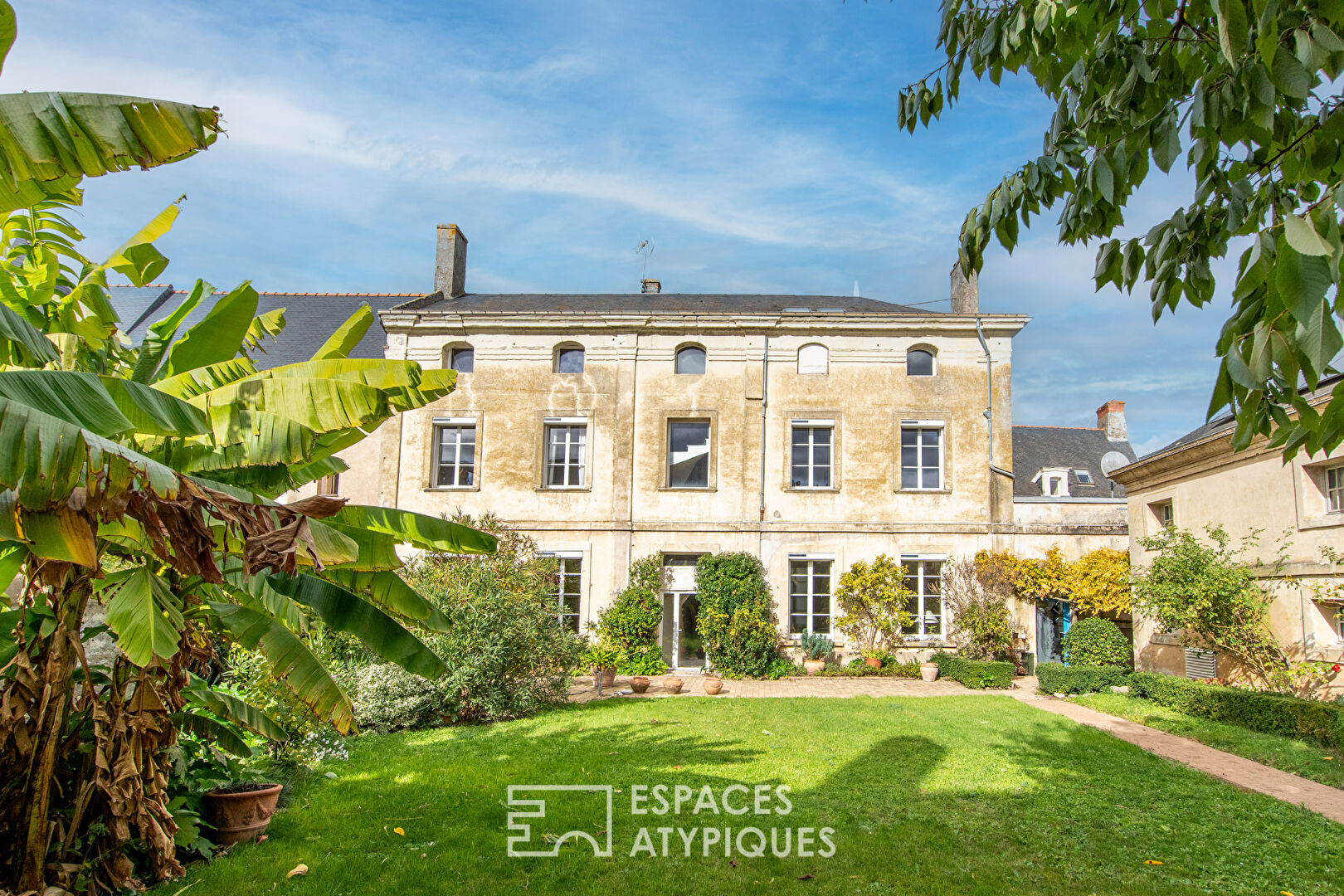 Maison de Maître du XVIIe au charme ancien et jardin secret