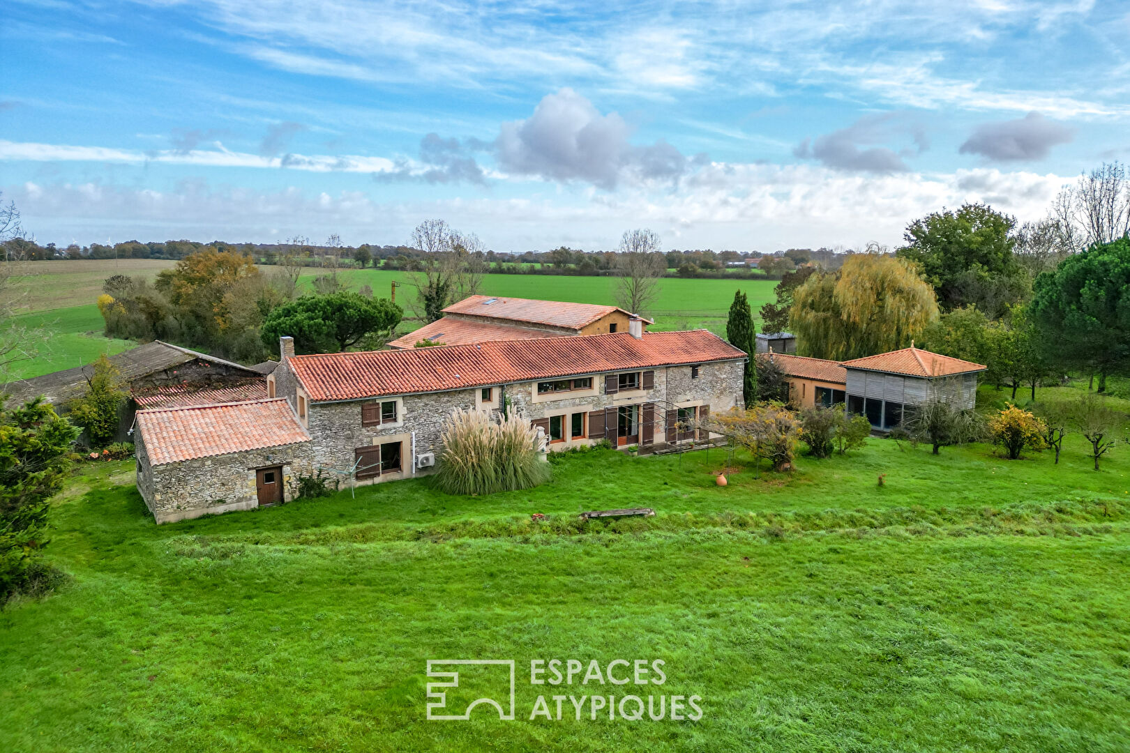 Photo Propriété de charme avec piscine intérieure, dépendances et écuries image 2/6