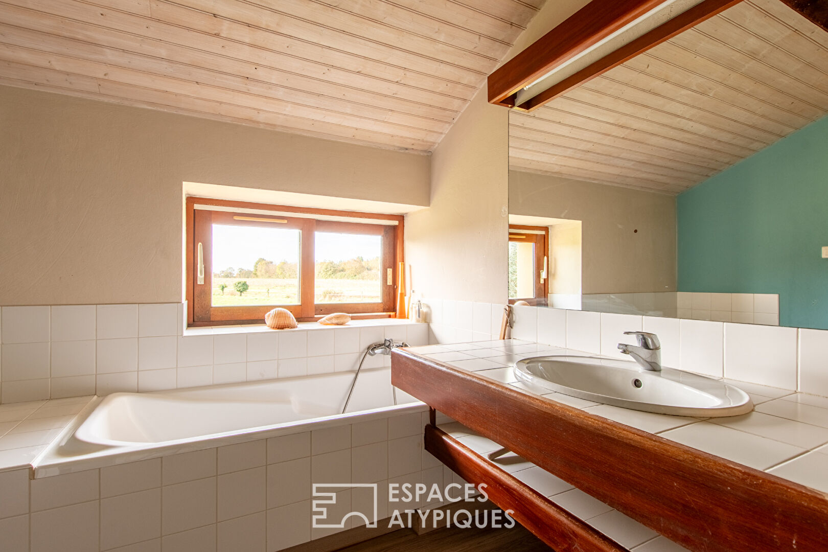 Photo Propriété de charme avec piscine intérieure, dépendances et écuries image 5/6