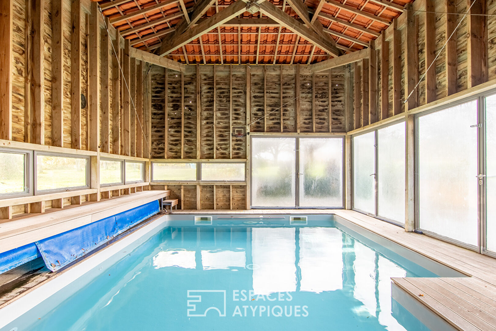 Photo Propriété de charme avec piscine intérieure, dépendances et écuries image 6/6
