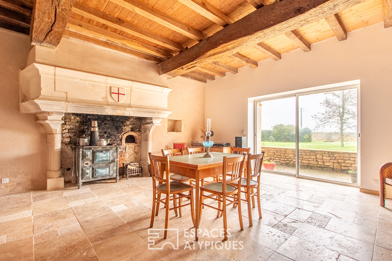 Photo Commanderie du XIVème siècle avec maison principale et gîte de charme image 2/6