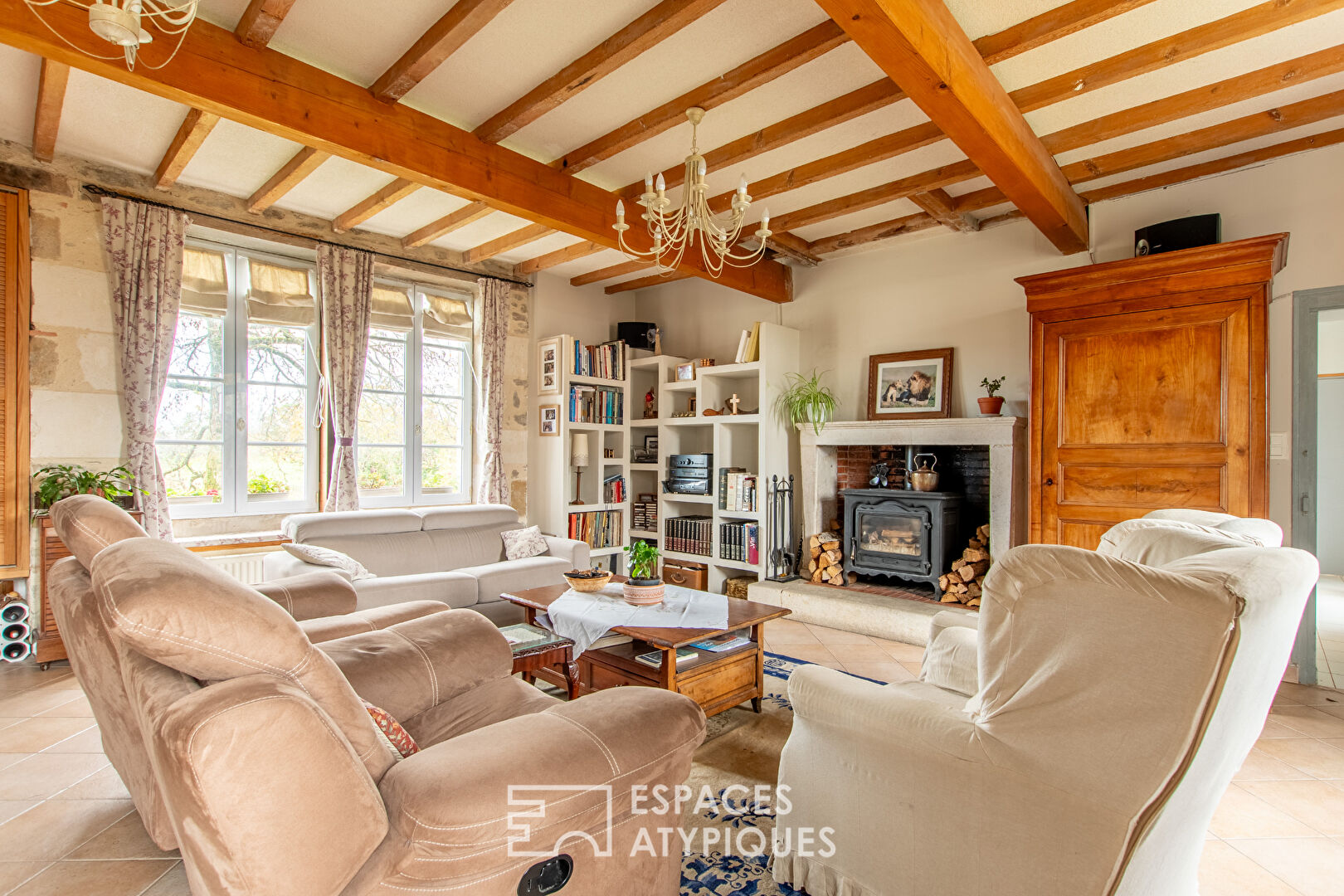 Ancienne école réhabilitée avec vue sur la rivière