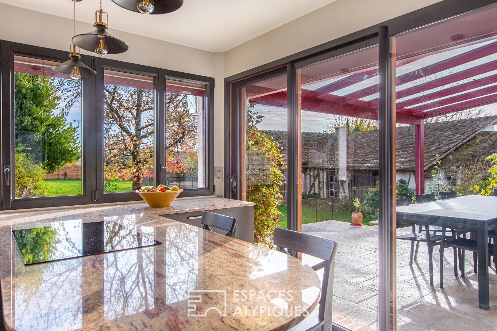 Maison des années 30 en coeur de village avec dépendances et piscine