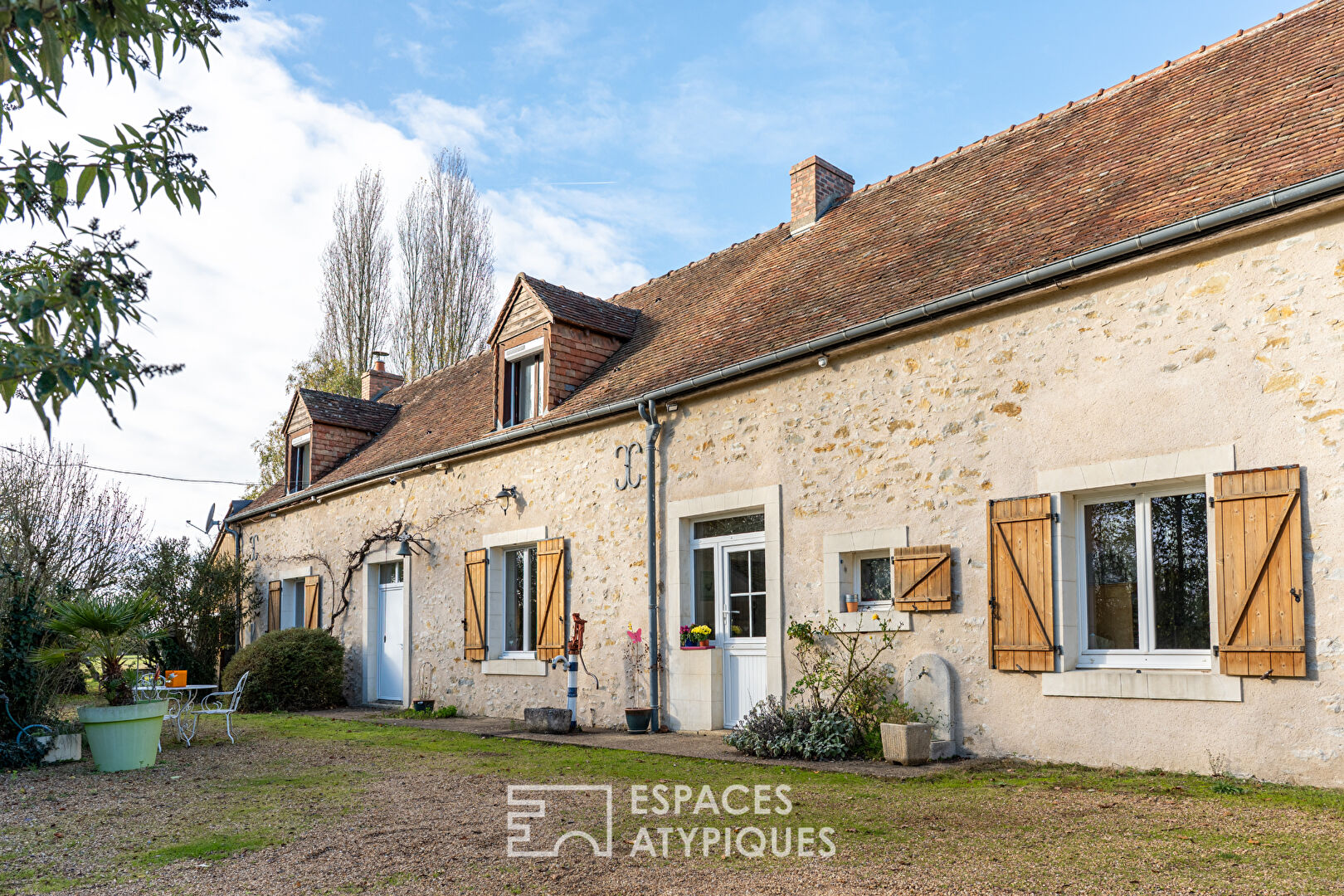 Maison en pierres au coeur d'un vaste parc arboré