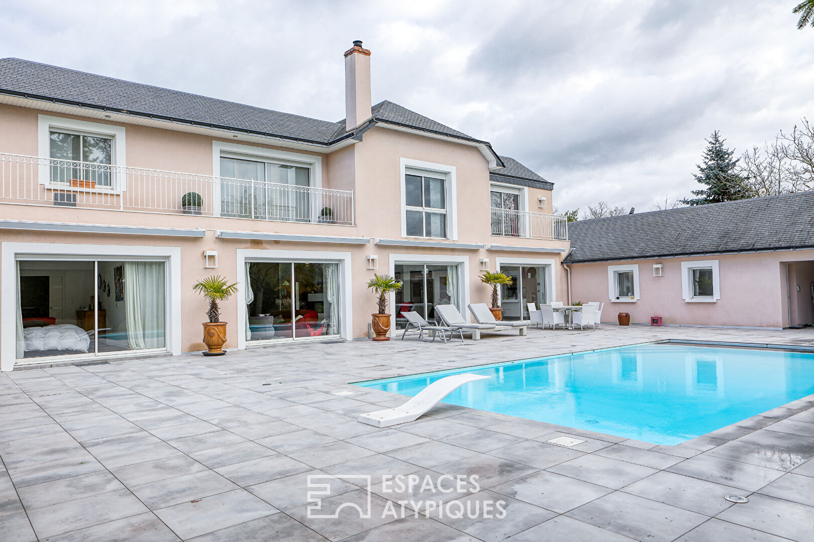 Photo Villa contemporaine avec piscine & spa : l'élégance d'une vie dedans-dehors, au coeur de Pruniers image 3/6