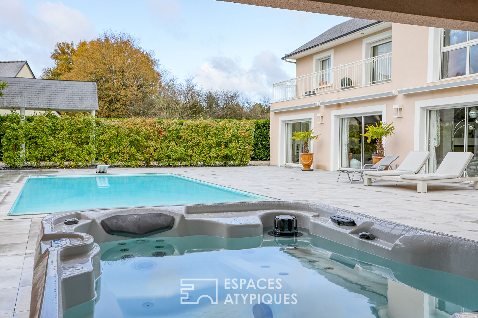 Photo Villa contemporaine avec piscine & spa : l'élégance d'une vie dedans-dehors, au coeur de Pruniers image 4/6