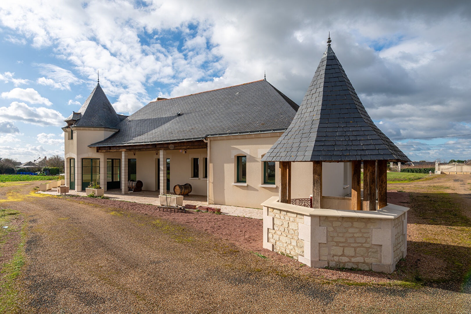 Maison d'architecte avec vie de plain-pied et dépendances