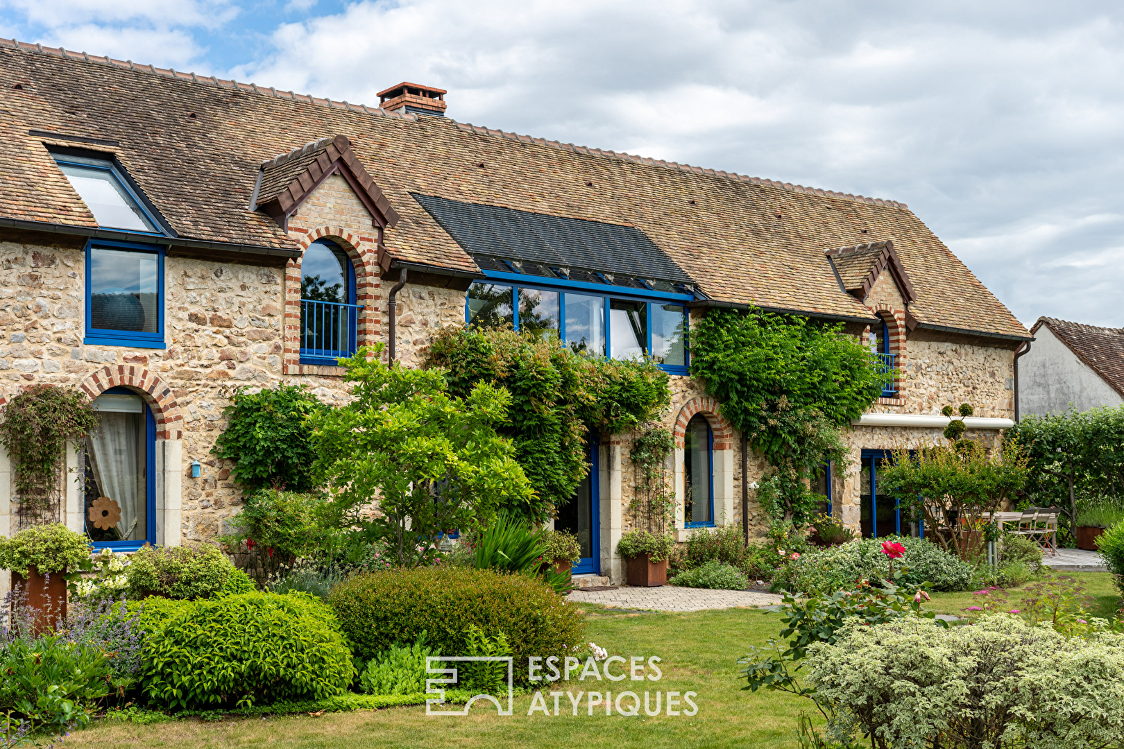 Elégante maison en pierre avec studio indépendant