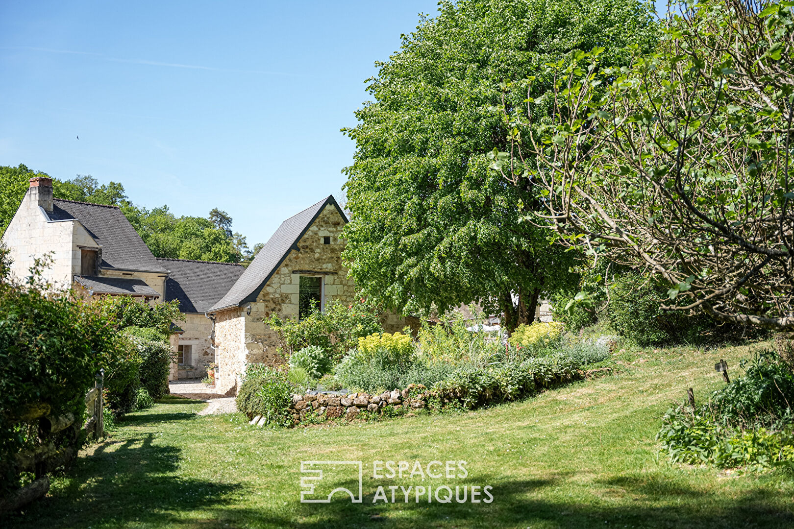 Domaine à l'esprit village au coeur de la forêt de Chinon