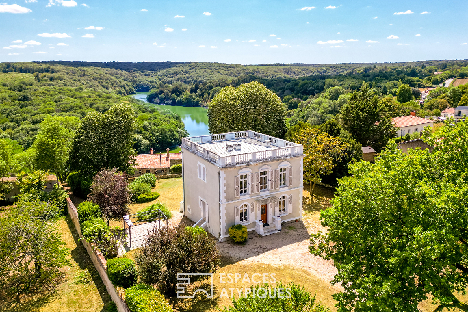 Propriété bourgeoise d'exception avec sa maison d'amis et ses terrains constructibles