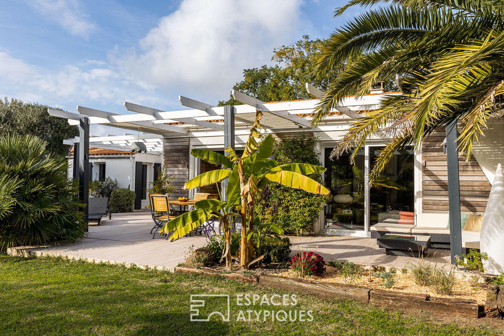 Photo Contemporaine dans son environnement verdoyant image 2/6