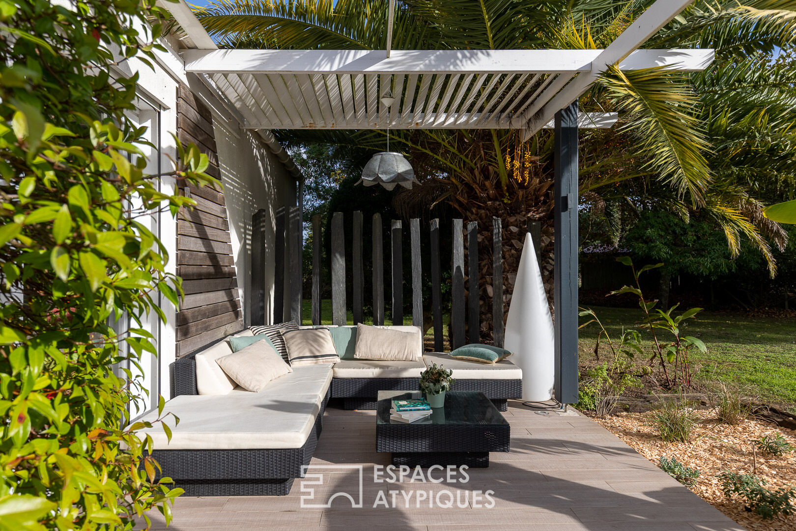 Photo Contemporaine dans son environnement verdoyant image 3/6