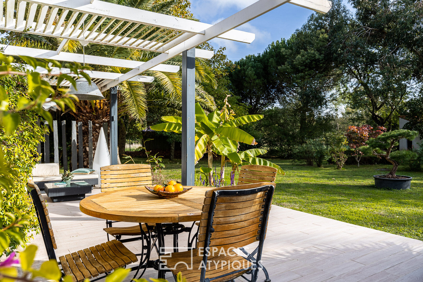 Photo Contemporaine dans son environnement verdoyant image 4/6