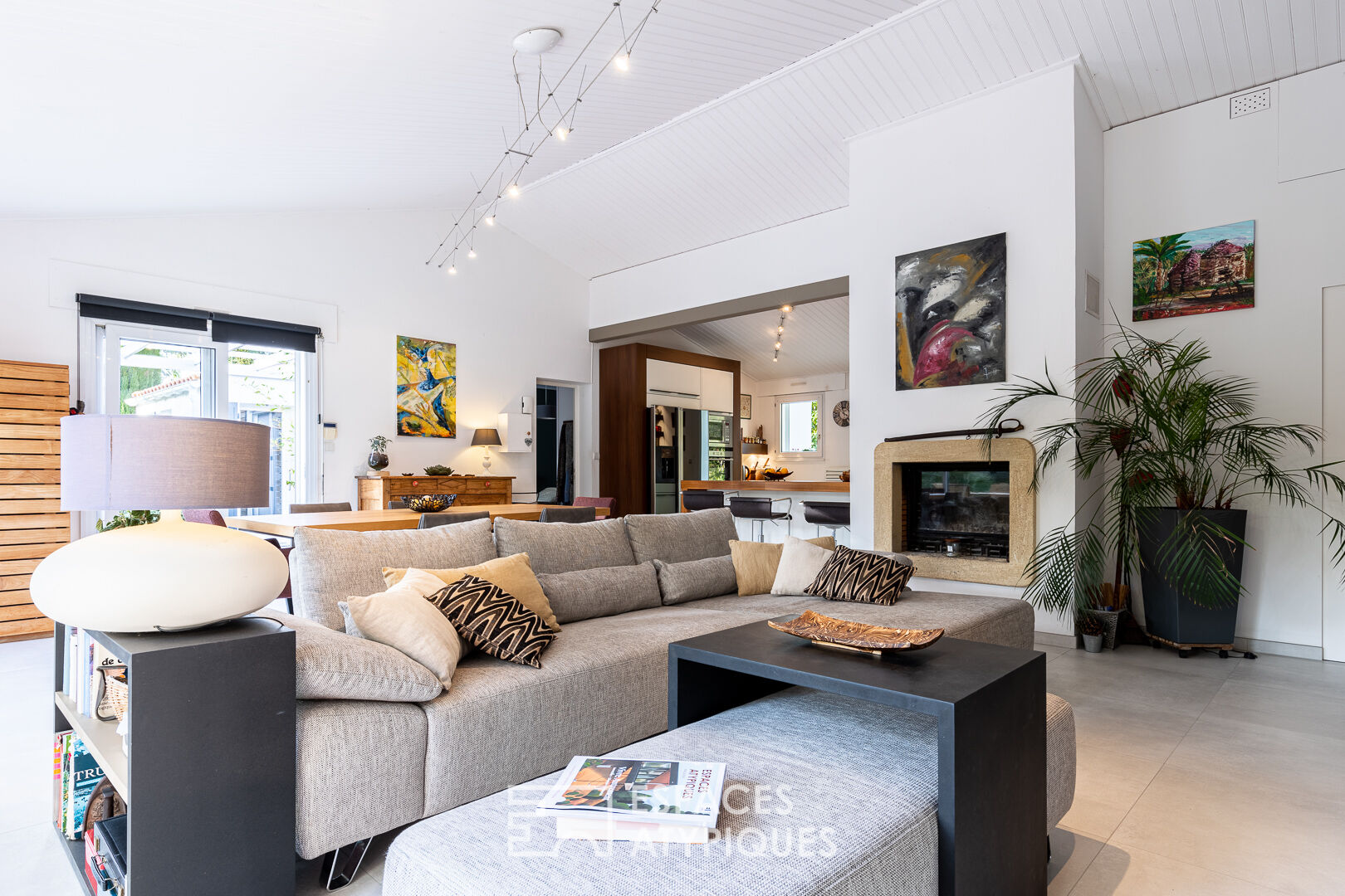 Photo Contemporaine dans son environnement verdoyant image 5/6