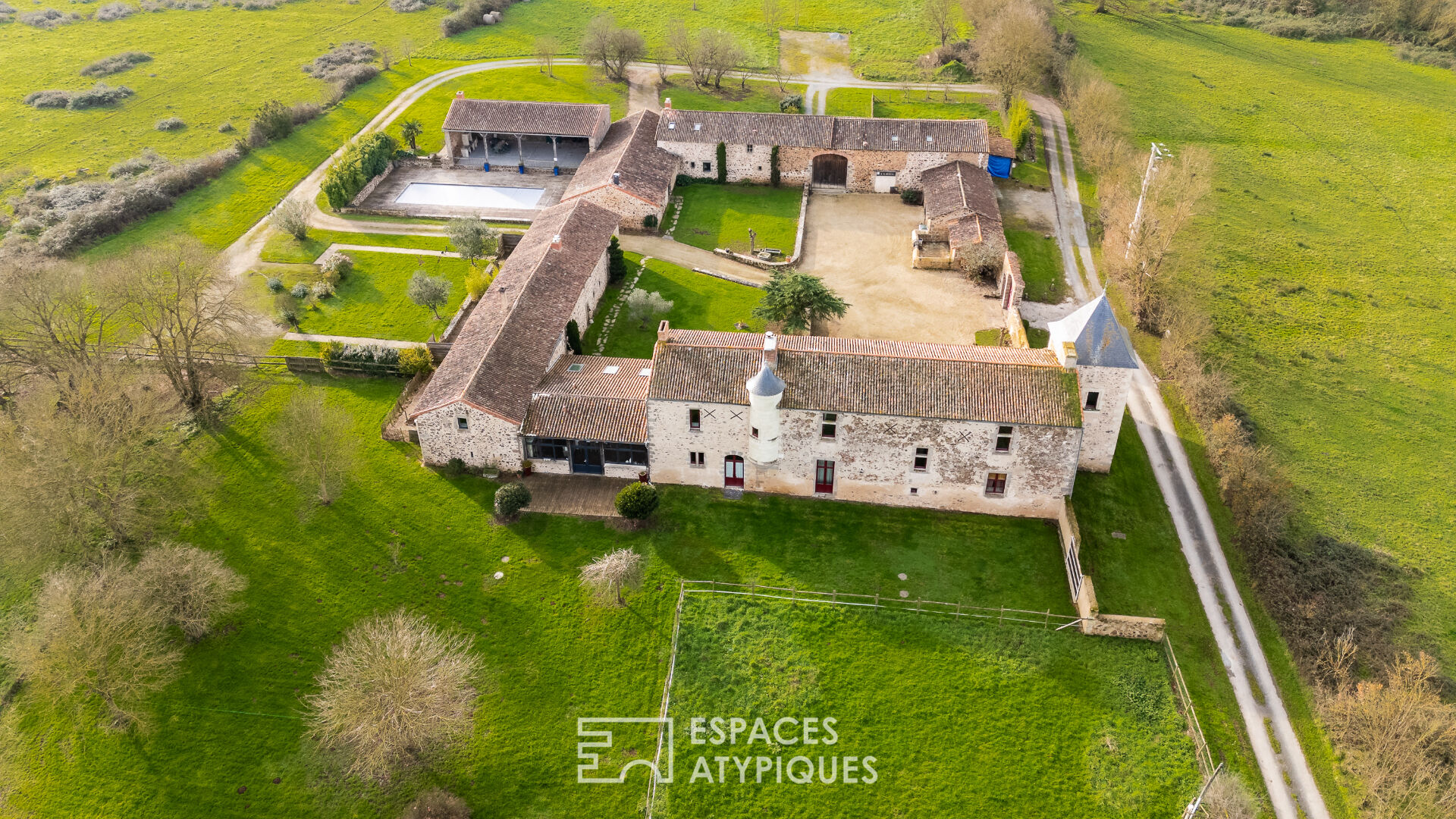 Propriété du XVIe avec gîtes, piscine et salle de réception