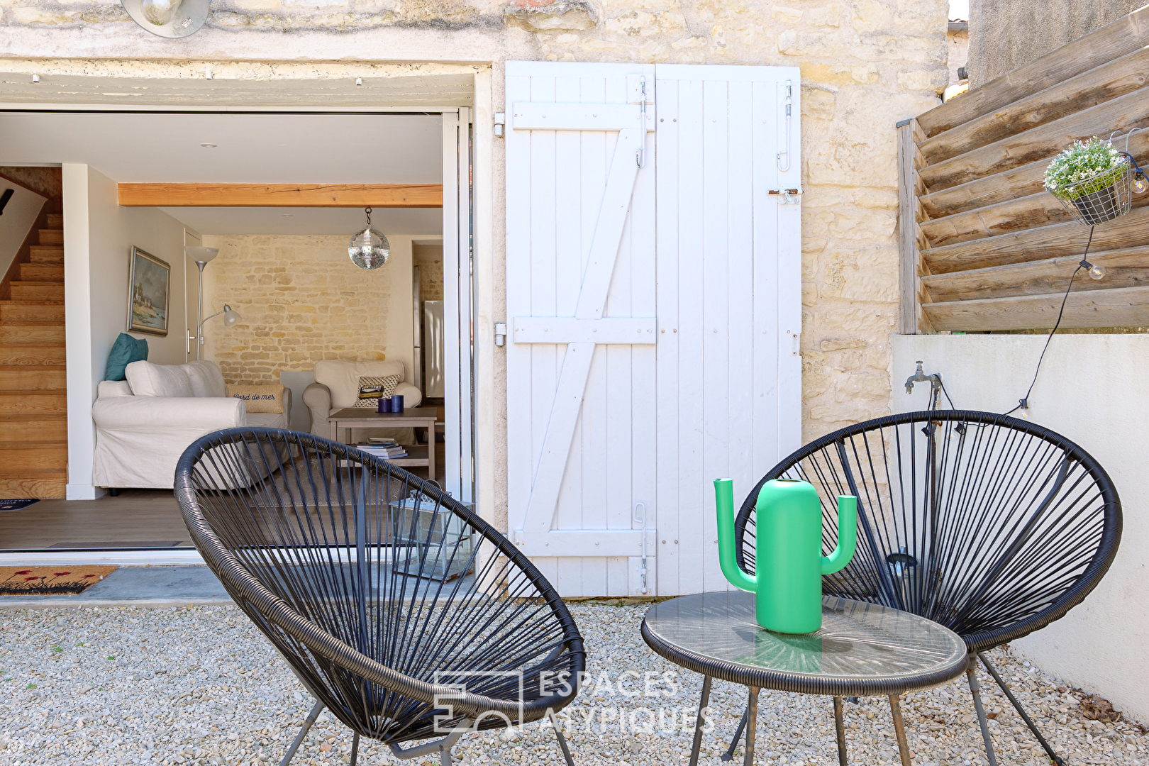 Grange rénovée au confort contemporain avec sa cour privative