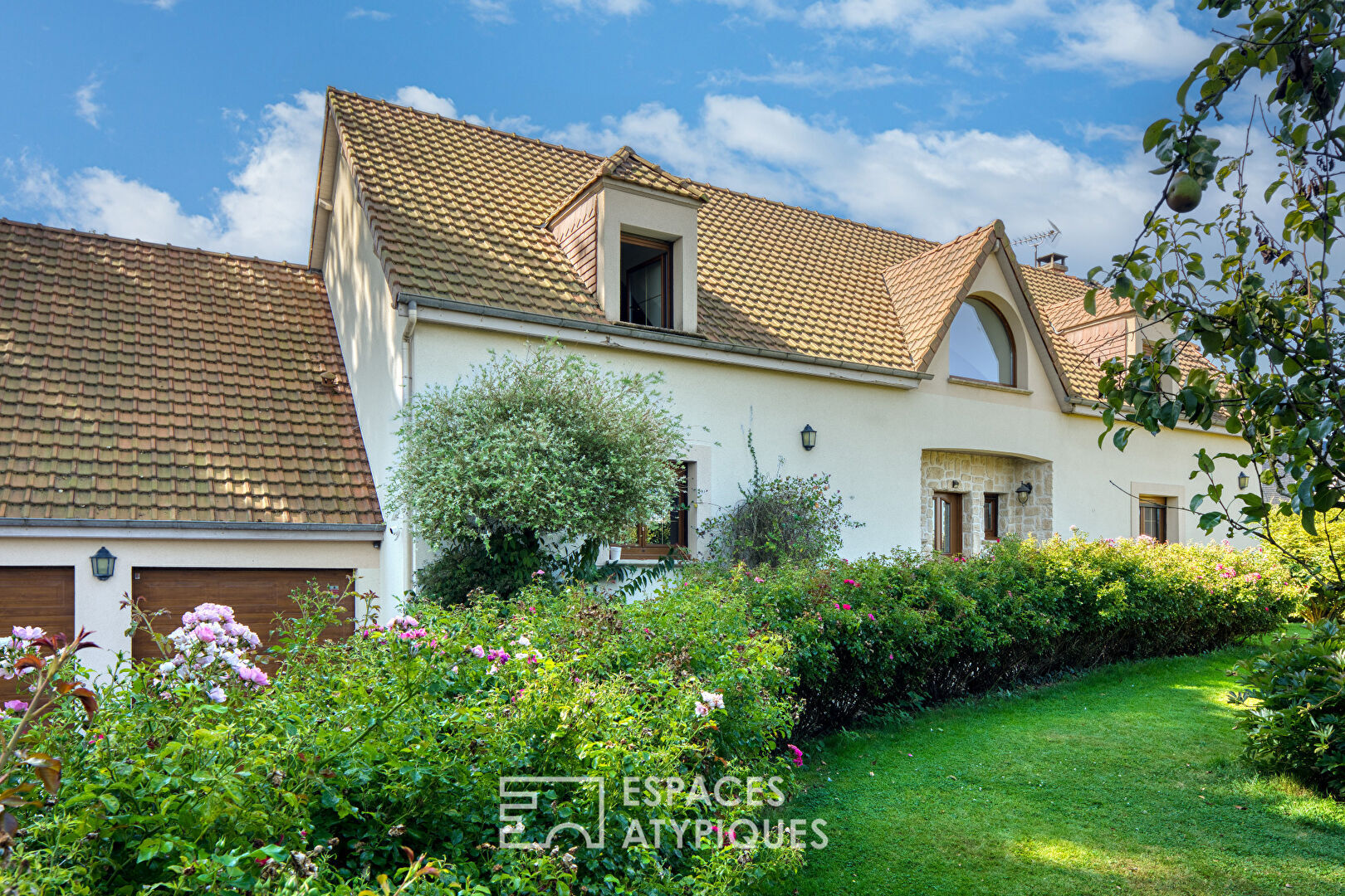 Villa contemporaine sur jardin paysagé avec piscine couverte