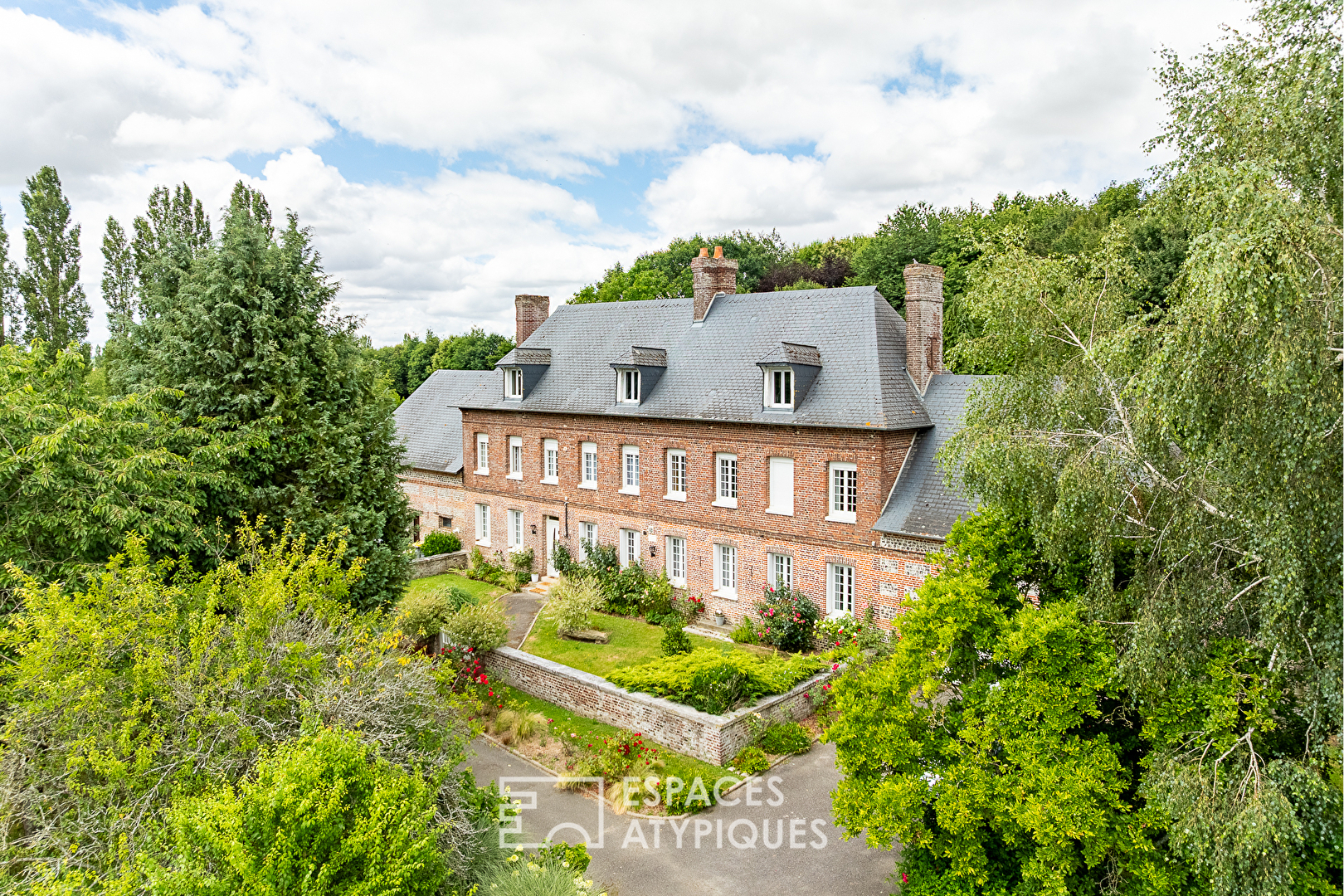 Demeure de maître avec extension et maison d'ami