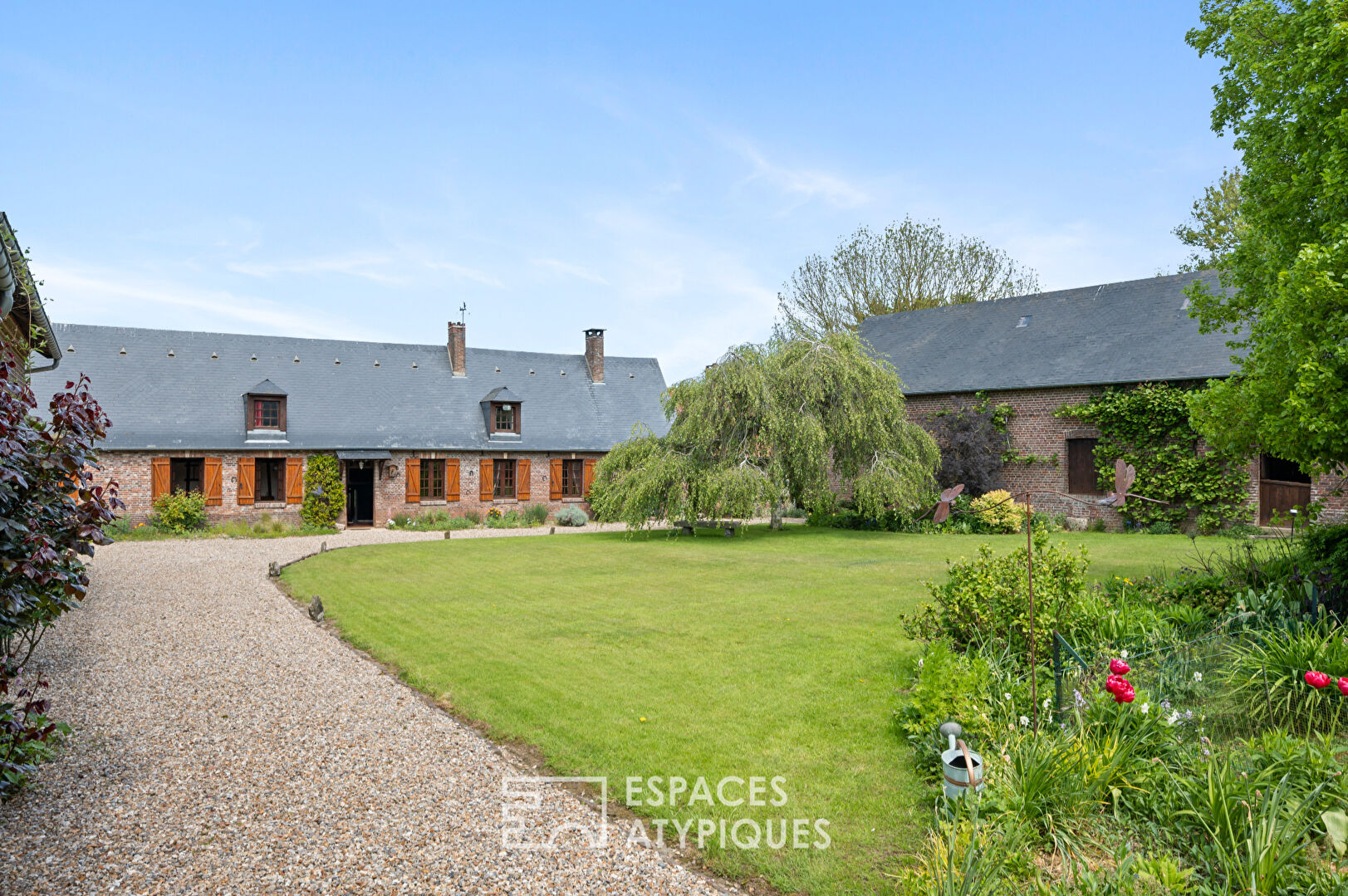 Corps de ferme avec dépendances et jardin vivant