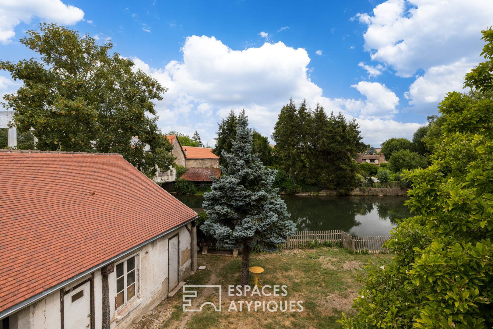 Ancienne hostellerie au bord de l'Eure