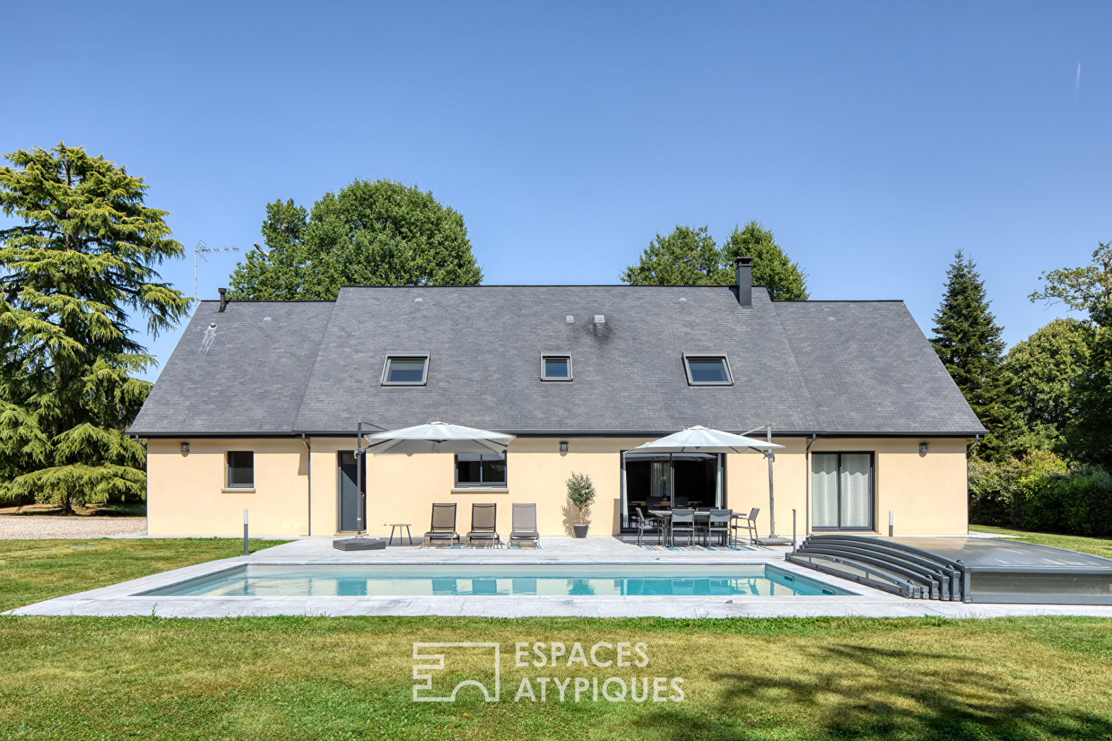 Maison contemporaine avec piscine couverte