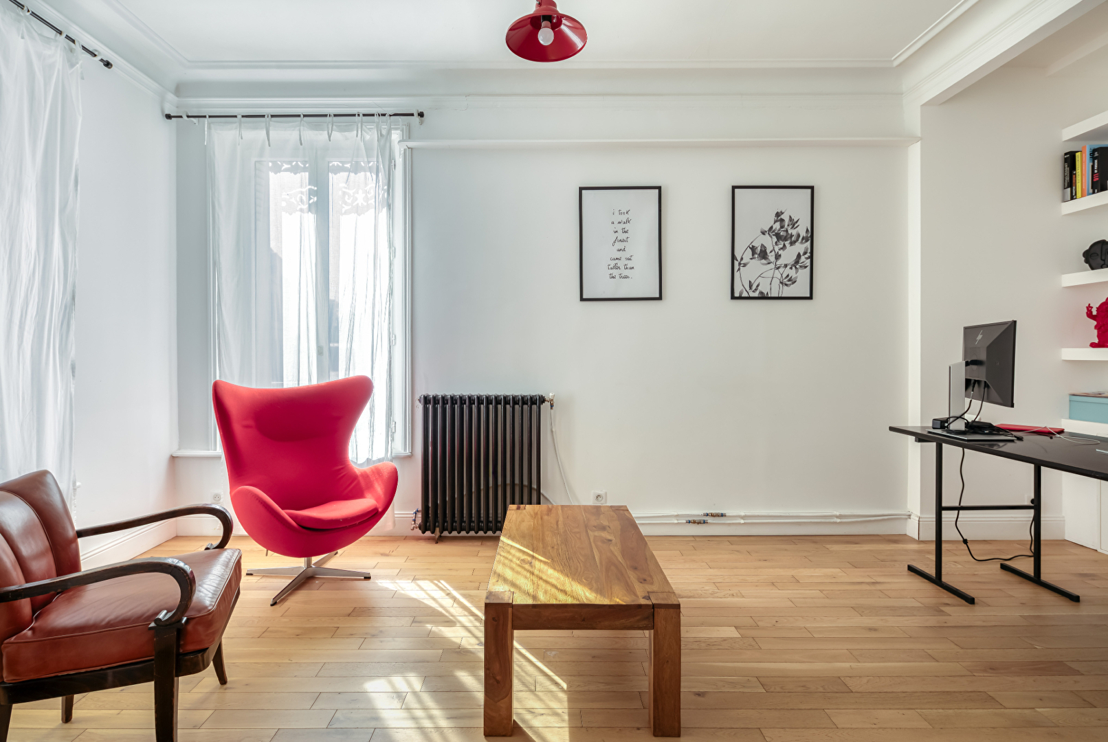 Maison bourgeoise avec terrasse suspendue face à l'église