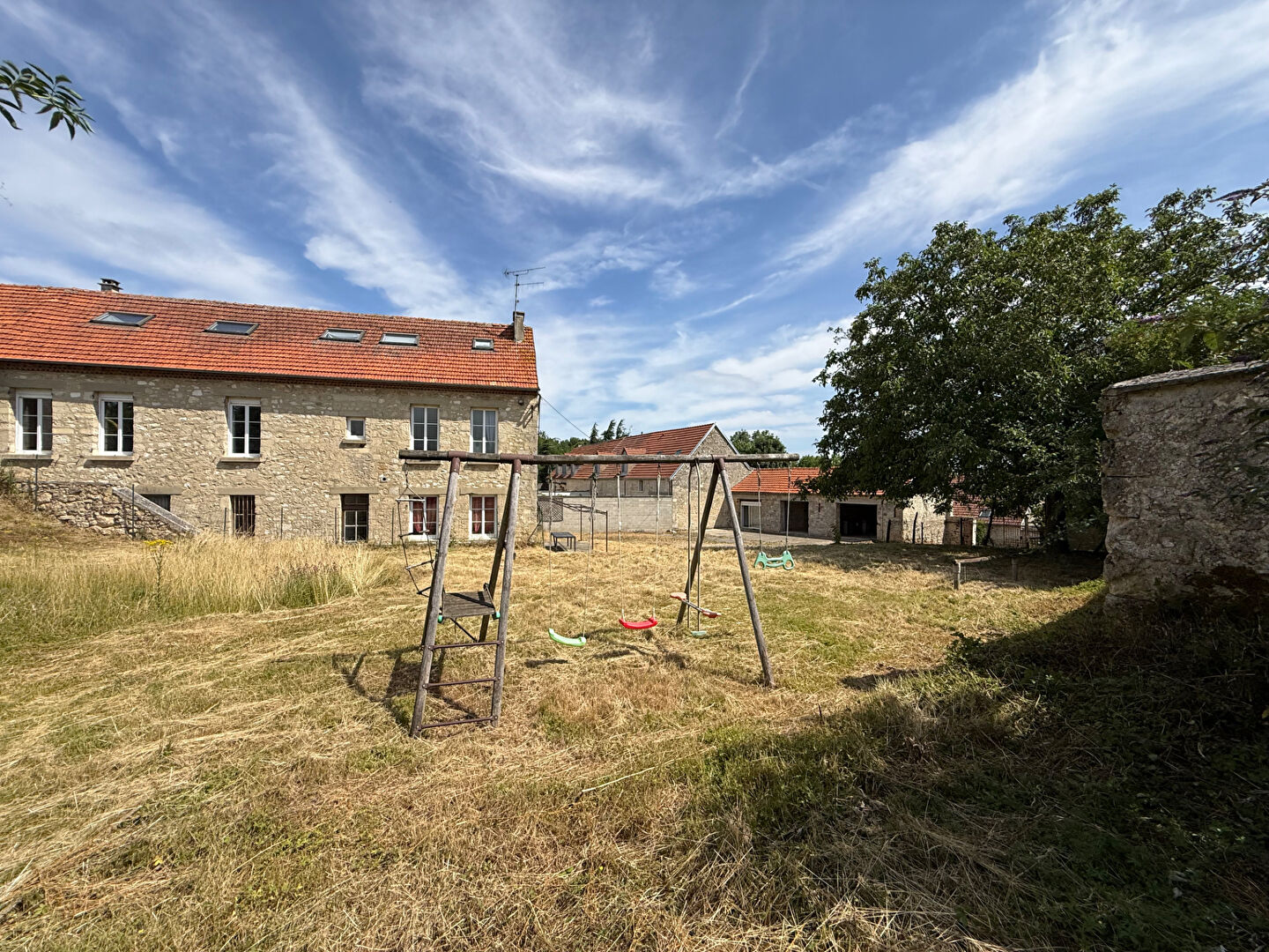 Ancien corps de ferme en pierre, dépendances, grand terrain proche Fismes