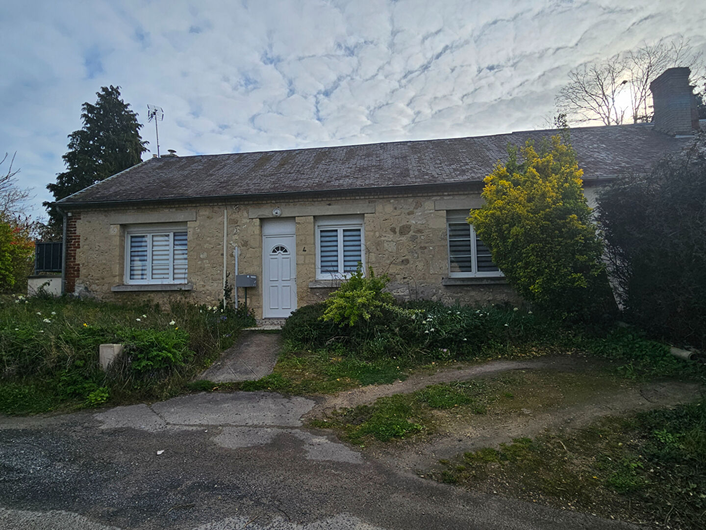 Maison en pierre avec vie de plain-pied , proche de Fismes.