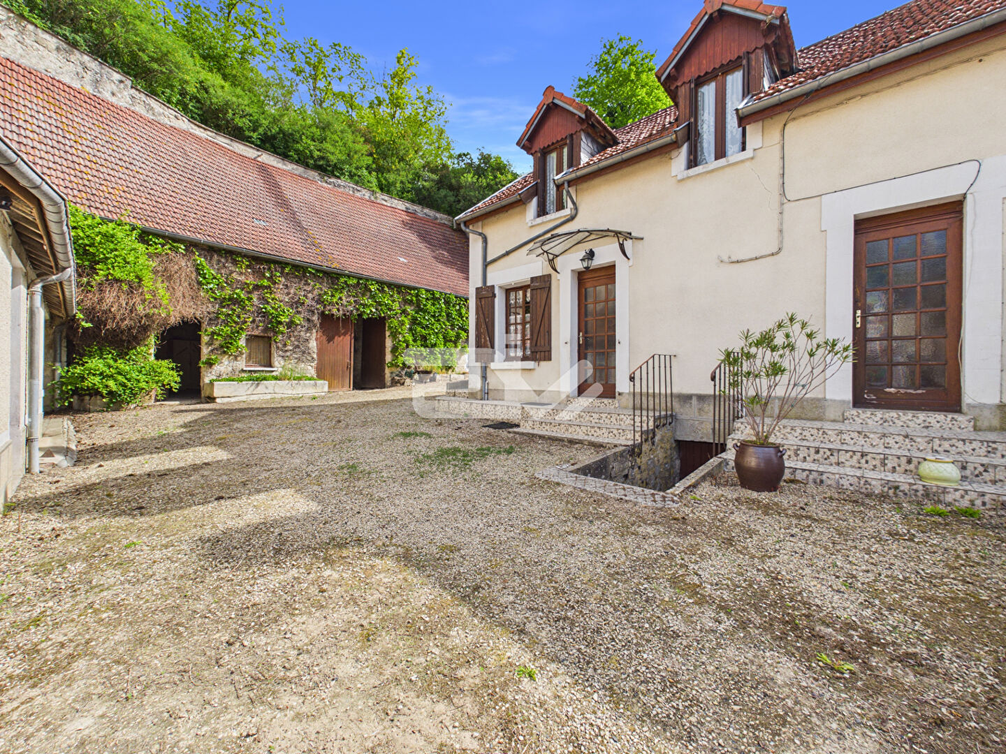 Proche de Fismes et Beaurieux - Ancienne fermette en pierre avec dépendances et espaces troglodytiques ? Vue vallée
