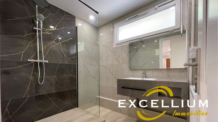 Photo Charme, modernité et luminosité : découvrez ce T4 avec balcon, garage et cave image 3/6