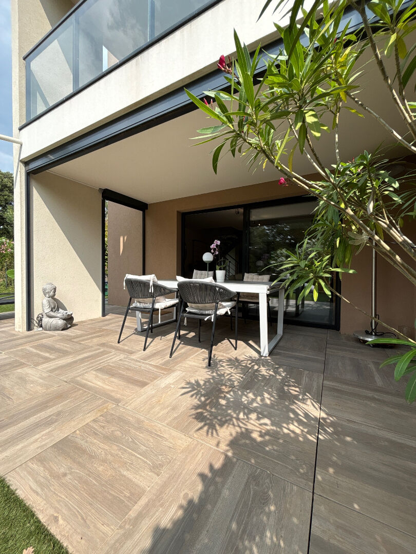 A VENDRE SAINT-RAPHAËL magnifique 4 pièces en duplex avec jardin, double garage, parking, piscine situé au coeur d'une résidence haut de gamme dans un quartier recherché