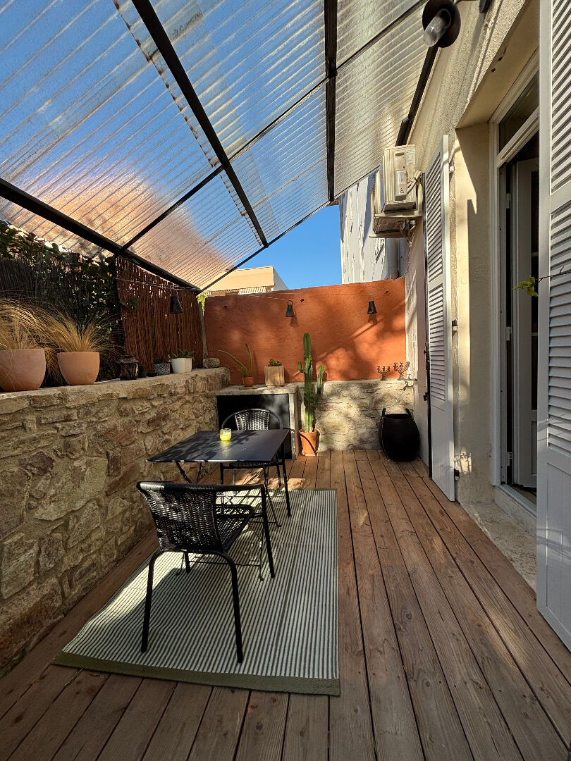 A VENDRE SAINT-RAPHAËL magnifique grand studio de charme en rez de chaussée avec terrasse plein Sud, dressing et appentis pour rangement