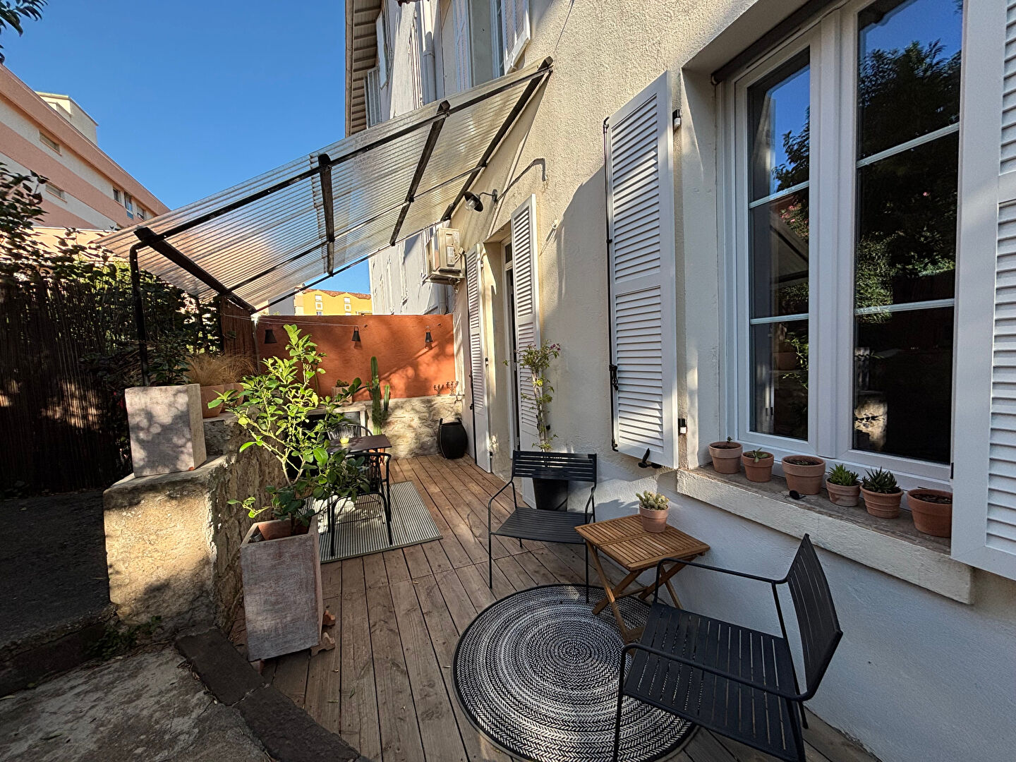 Photo A VENDRE SAINT-RAPHAËL magnifique grand studio de charme en rez de chaussée avec terrasse plein Sud, dressing et appentis pour rangement image 2/6