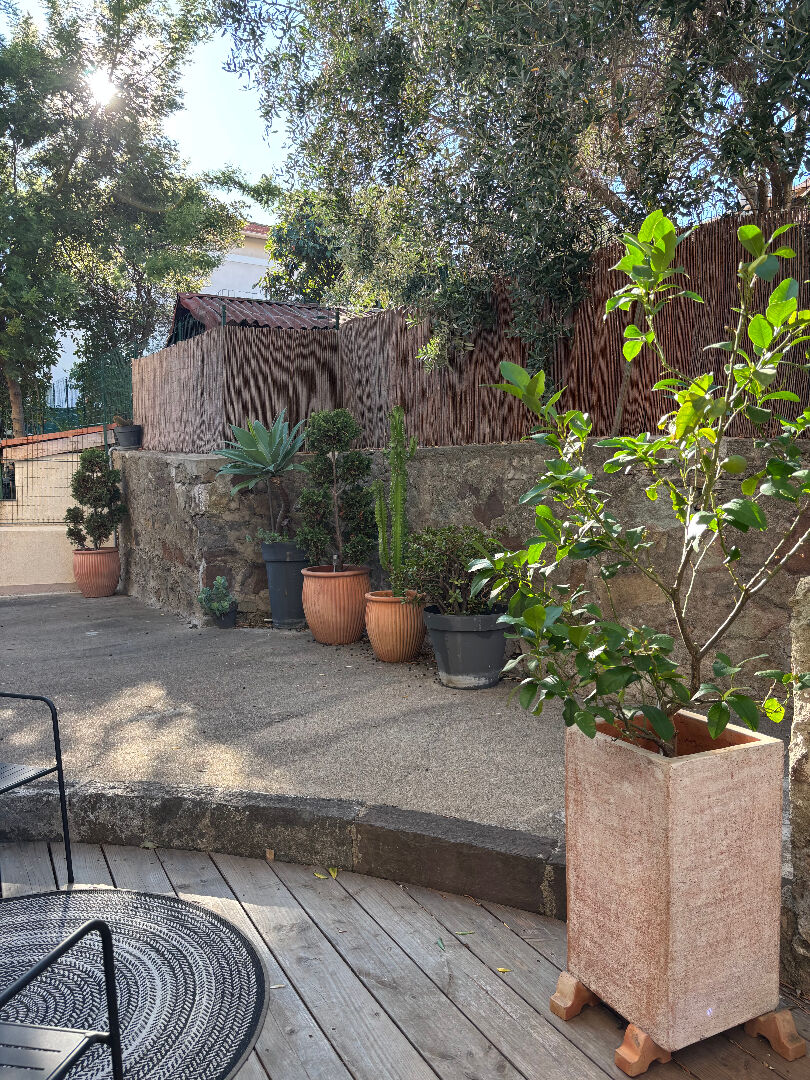 Photo A VENDRE SAINT-RAPHAËL magnifique grand studio de charme en rez de chaussée avec terrasse plein Sud, dressing et appentis pour rangement image 4/6