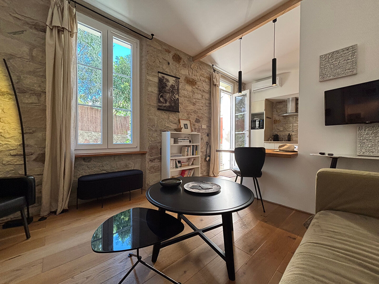 Photo A VENDRE SAINT-RAPHAËL magnifique grand studio de charme en rez de chaussée avec terrasse plein Sud, dressing et appentis pour rangement image 6/6