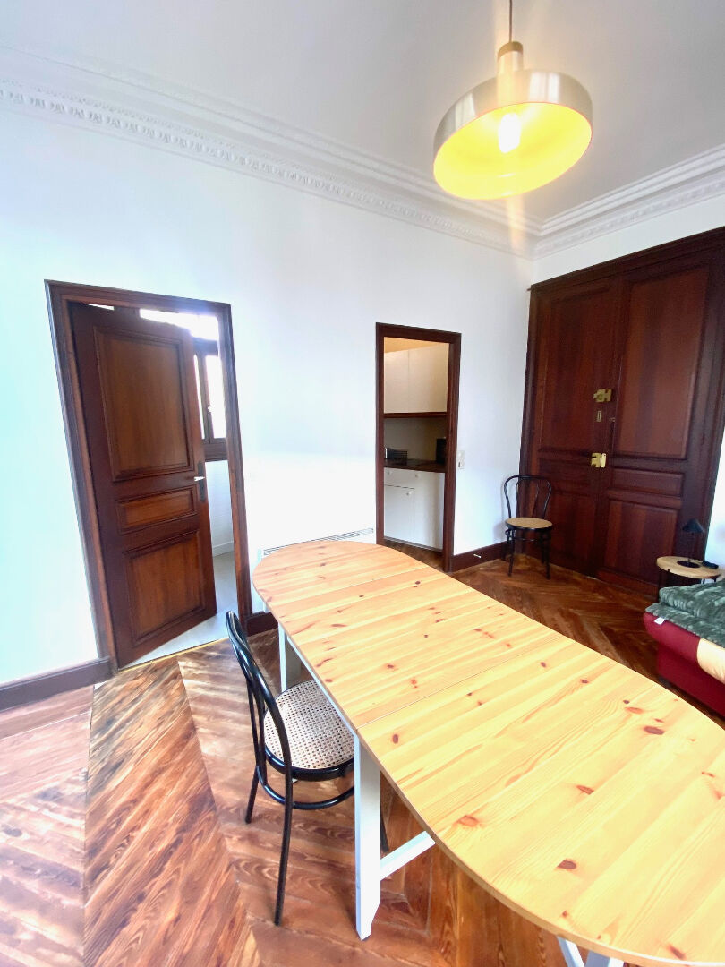 Fontainebleau. Proche Lycée International : Grand Studio et sa cuisine indépendante.