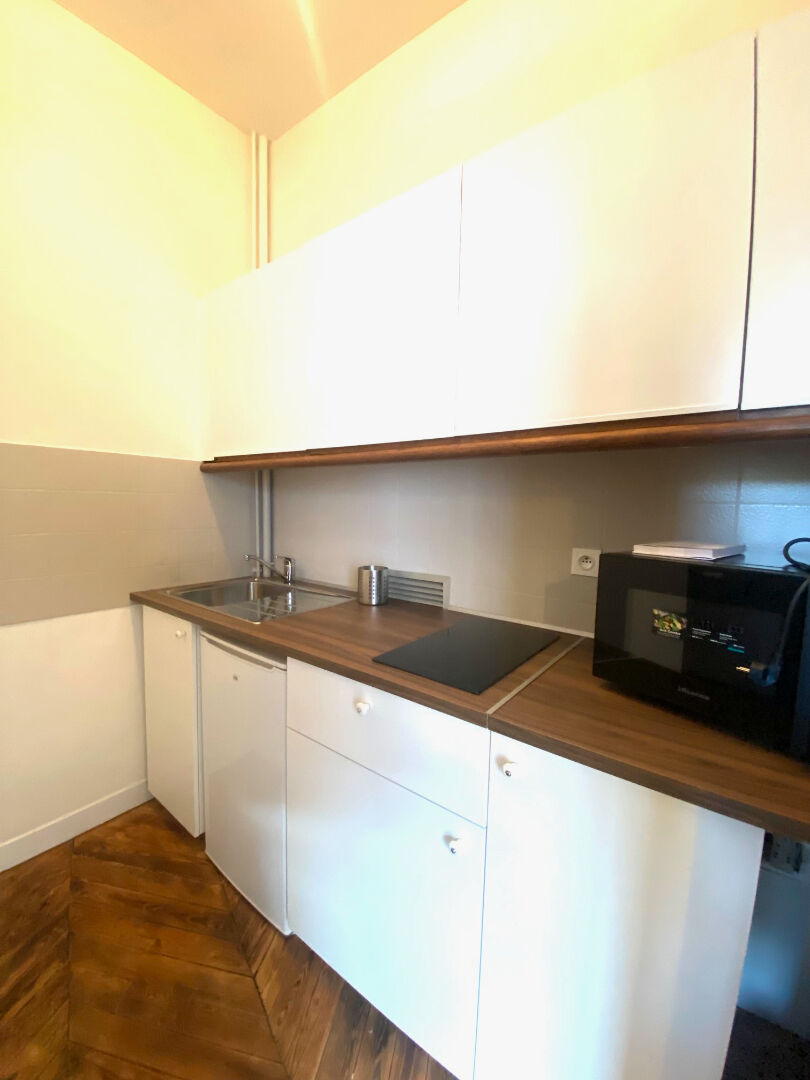 Photo Fontainebleau. Proche Lycée International : Grand Studio et sa cuisine indépendante. image 2/6