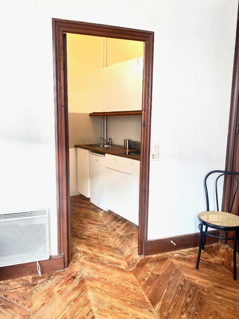 Photo Fontainebleau. Proche Lycée International : Grand Studio et sa cuisine indépendante. image 4/6