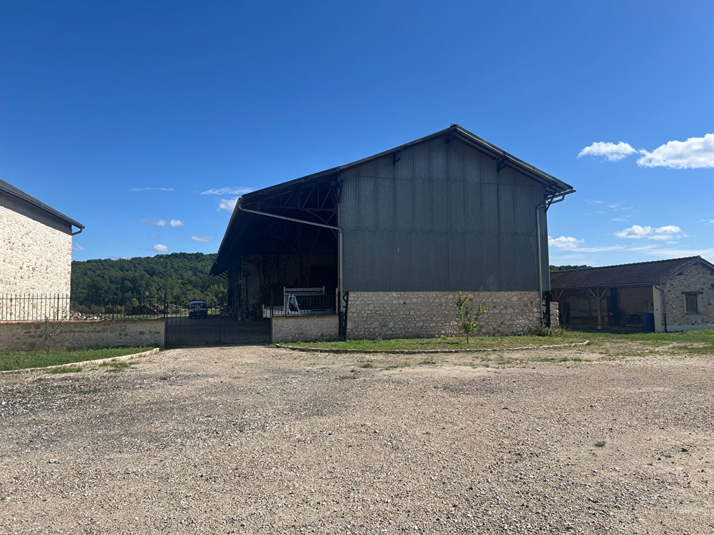 Photo Propriété à Samois sur Seine 10 pièces surface habitable de 400 m2  environ -Beaux espaces extérieurs. image 3/6