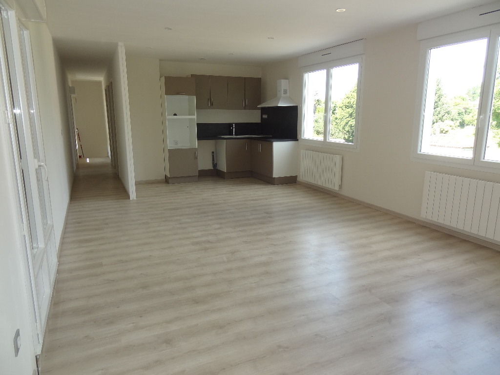 Appartement T4  avec terrasse en centre de ST SYLVESTRE SUR LOT
