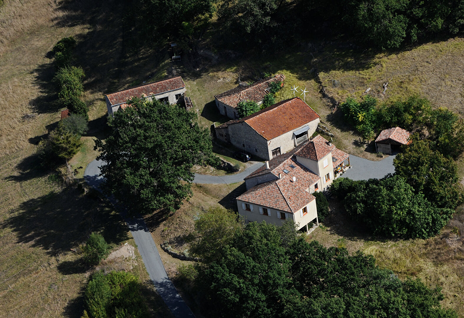 Belle propriété en pierre avec vue - 3,84 hectares avec source