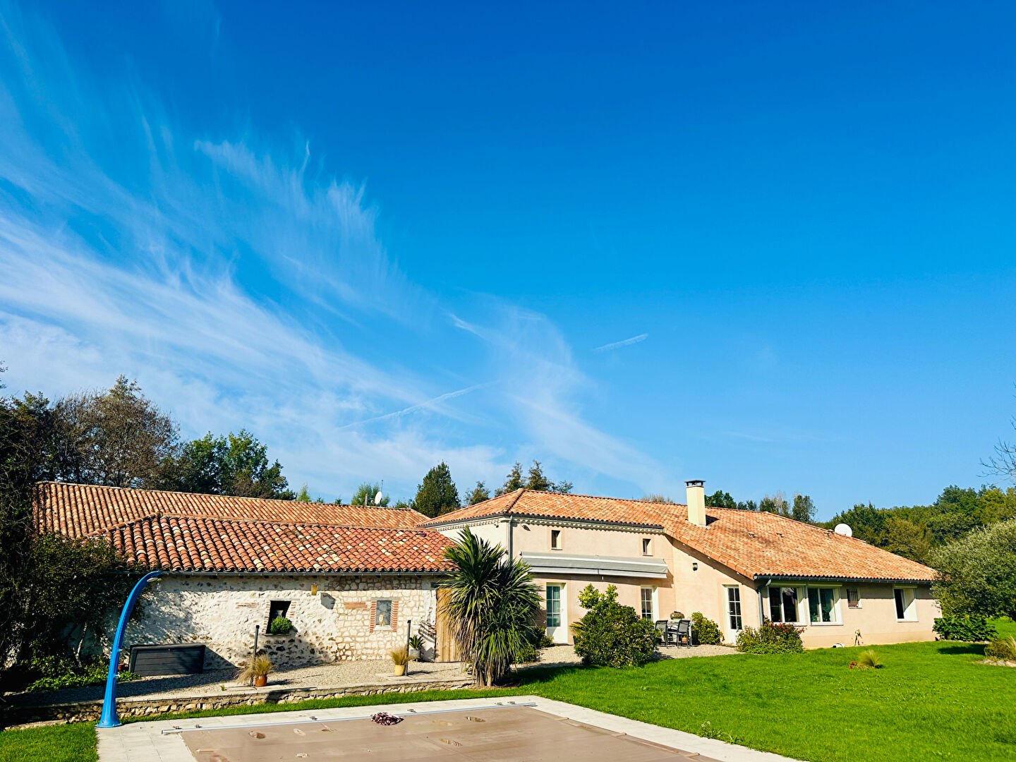 Photo Propriété de standing avec gites, piscine, dépendances et accès au Lot image 3/6