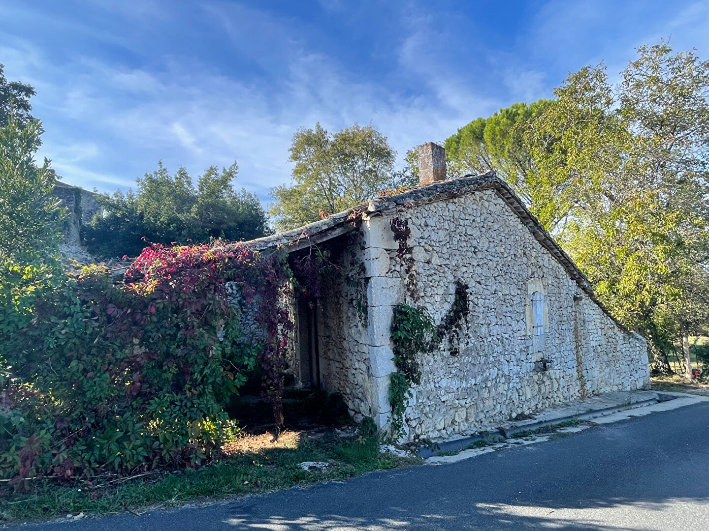 Photo Grange à rénover avec autorisation accordée pour le changement de destination image 2/6