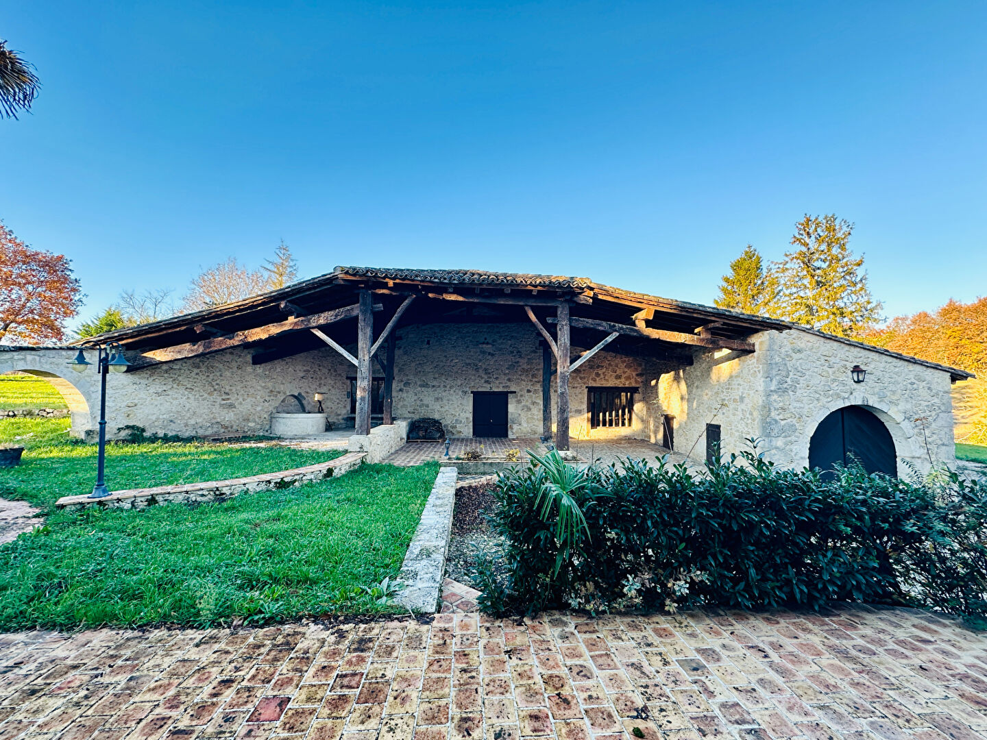 Ensemble en pierre : grange réhabilitée, maisons en pierre indépendantes