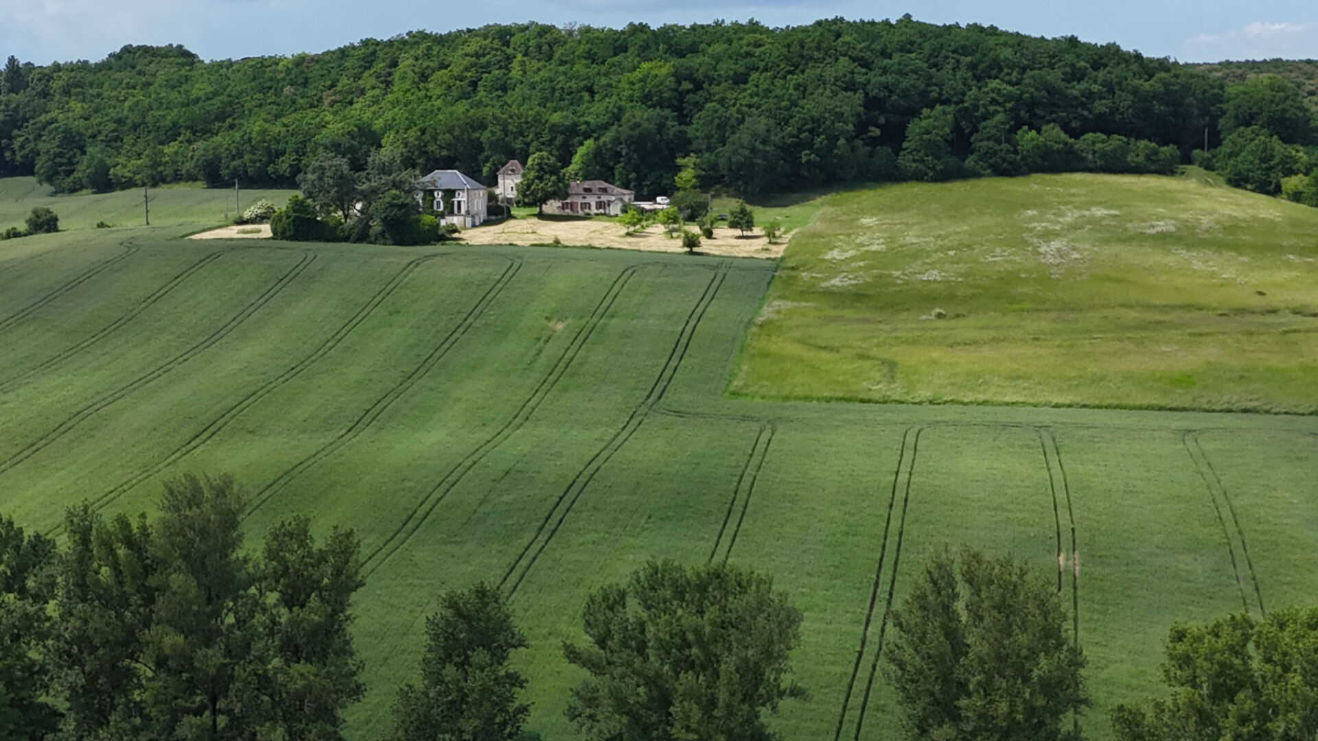 Propriété de charme en pleine nature avec gîte et dépendances