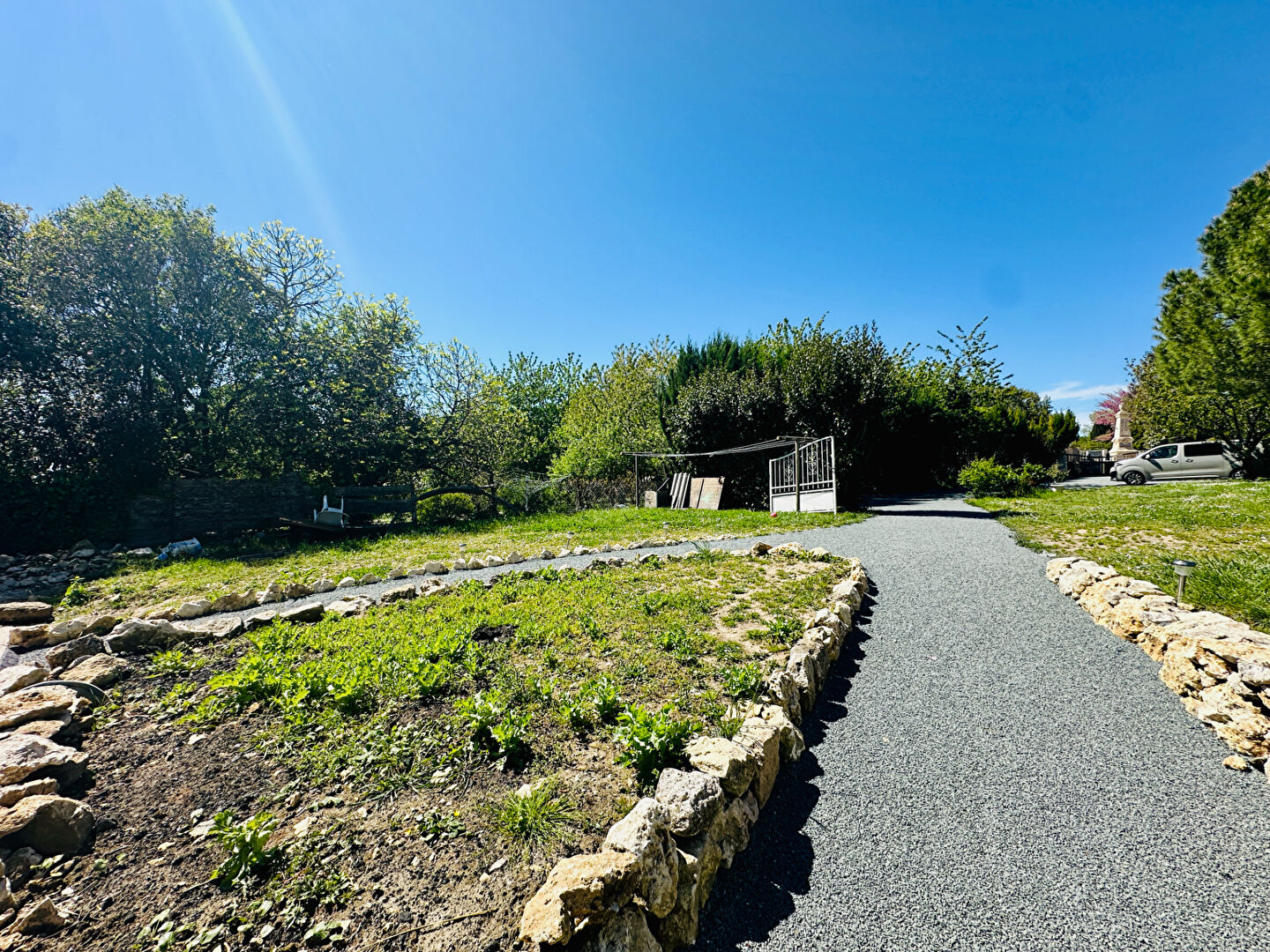 Photo Charmante maison de ville en pierre avec de beaux volumes, dépendance et grand jardin image 3/6