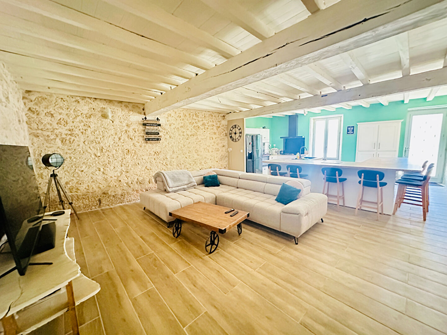 Photo Charmante maison de ville en pierre avec de beaux volumes, dépendance et grand jardin image 5/6