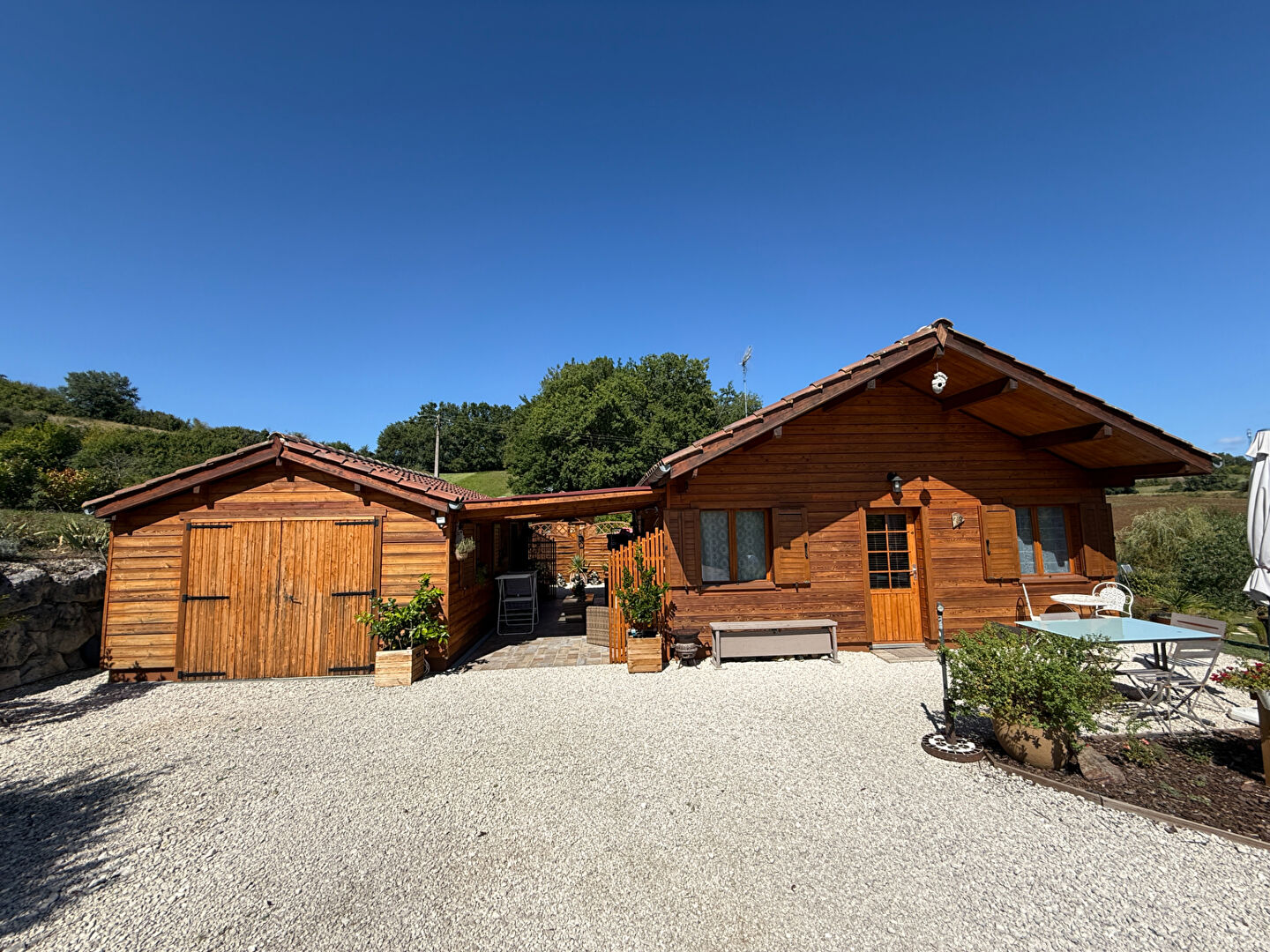 Photo Ensemble de 3 chalets en bois, site de villégiature avec piscine image 2/6