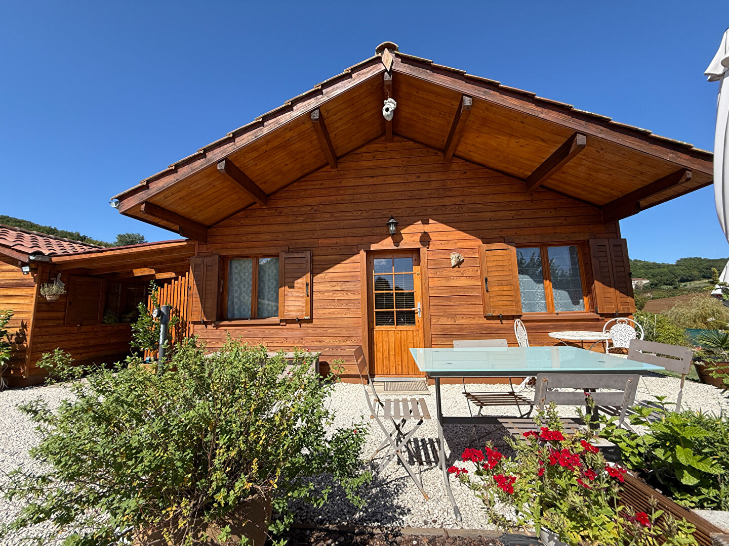 Photo Ensemble de 3 chalets en bois, site de villégiature avec piscine image 3/6