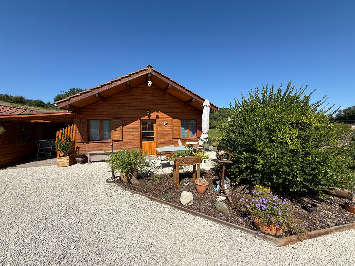 Photo Ensemble de 3 chalets en bois, site de villégiature avec piscine image 4/6